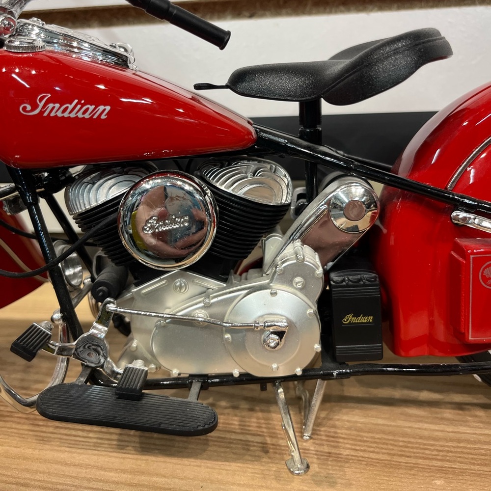 1948 Indian Chief die-cast motorcycle - Picture 4 of 11